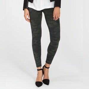 SPANX Green and Black camo Leggings with Form-Fitting Stretch Sz-L. T14
